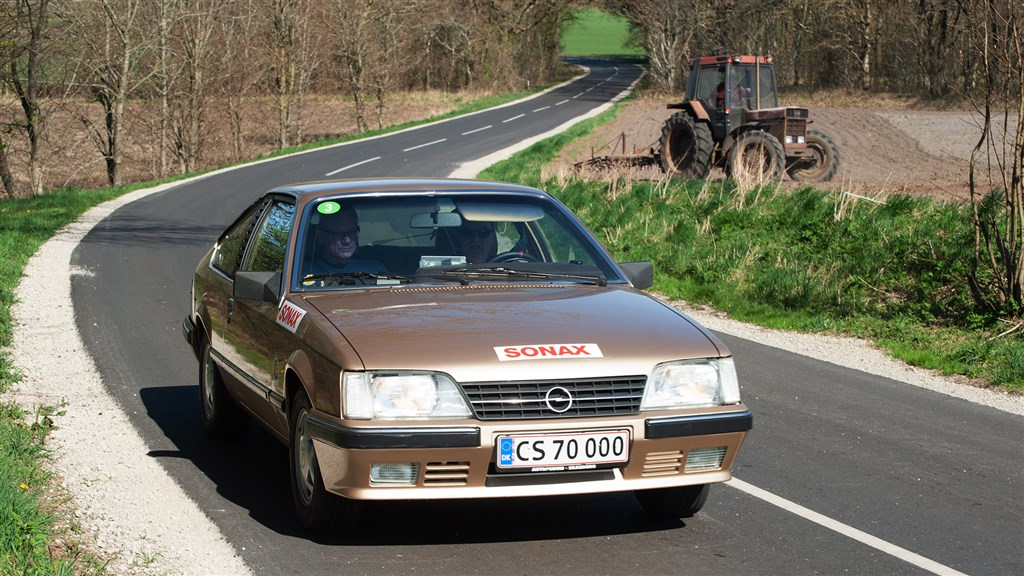 Før 3. afdeling fører Hans-Jørn Søgaard Andersen, Grauballe, i den fine Opel Monza fra 1983, i Touring-klassen, hvor han har Kaj Mikkelsen fra Sporup med i højre sædet.
(Foto: Rallypics)